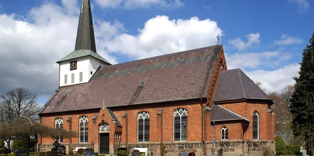 Außenansicht der St.-Marien-Kirche Siebenbäumen von der Seite