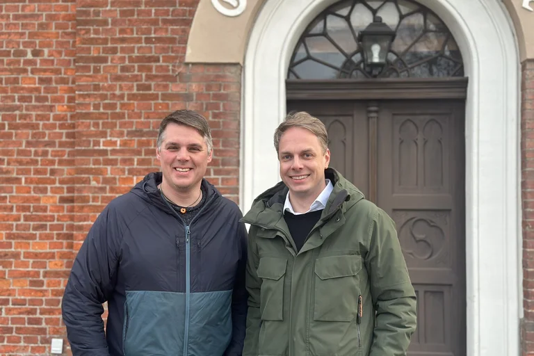 Zwei Menschen vor einer Kirche