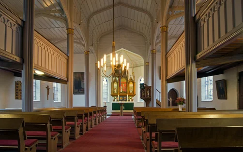 Innenansicht der St.-Marien-Kirche Siebenbäumen, Blick durch das Mittelschiff 